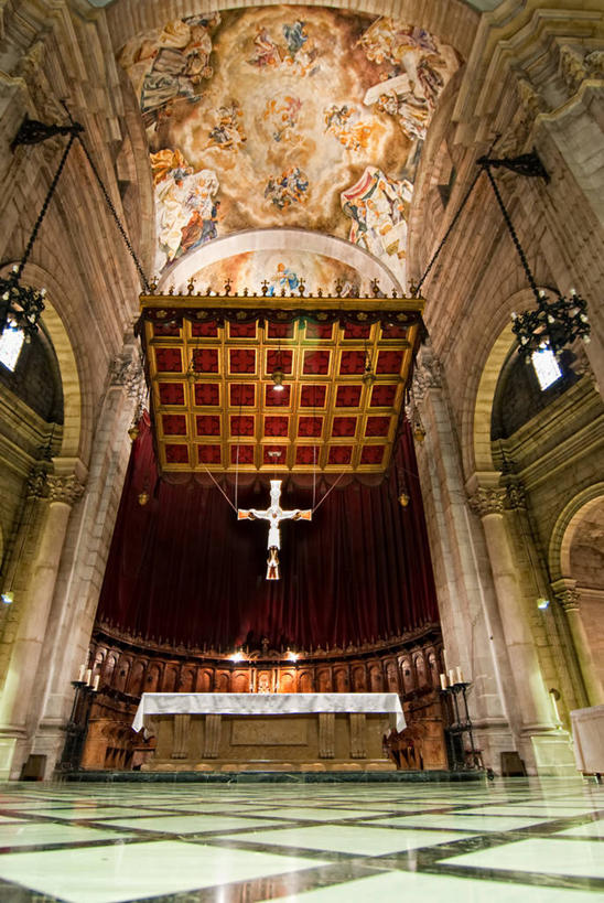 无人,教堂,竖图,室内,仰视,西班牙,十字架,拱门,摄影,宗教,基督教,宗教建筑,祭坛,水晶吊灯,莱里达,彩图,低角度拍摄,大教堂