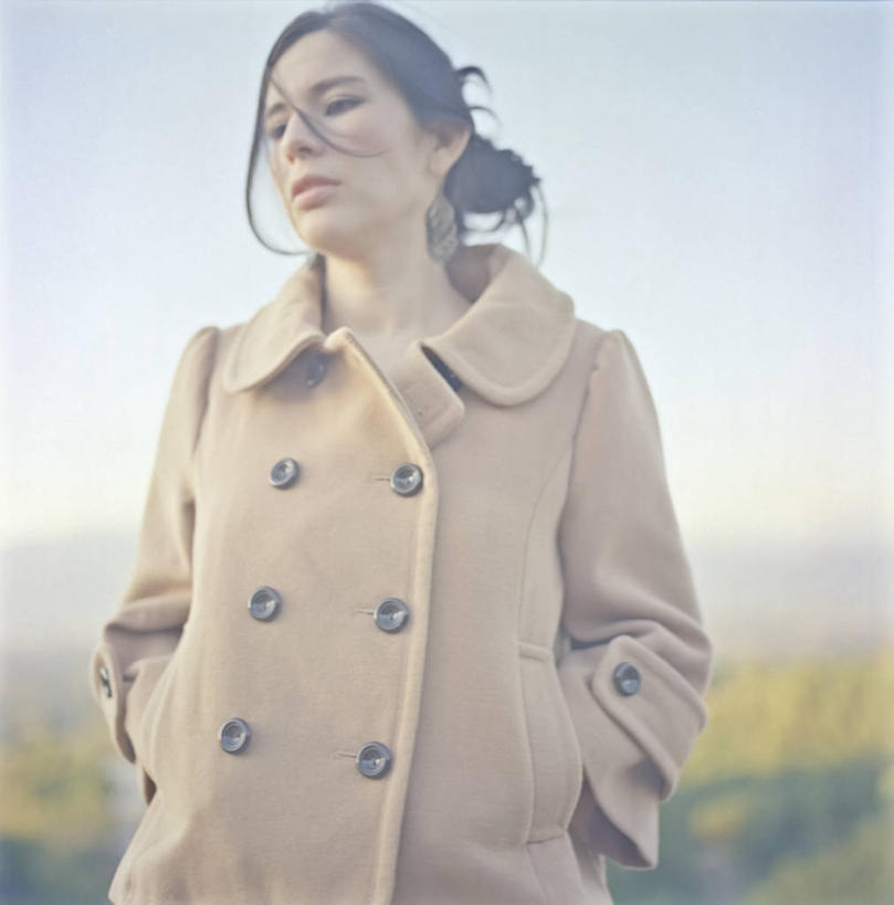 成年人,一个人,站,竖图,室外,白天,正面,美国,仅一个年轻女性,仅一个女性,仅一个人,天空,思考,摄影,手插袋,茄克,年轻女性,女人,女性,年轻人,插兜,手插兜,半身,彩图,手抄兜