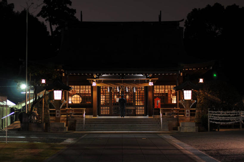 一个人,横图,室外,夜晚,建筑,日本,日本文化,灯笼,历史,地标建筑,摄影,宗教,照亮,神殿,宗教建筑,熊本,灵性,彩图