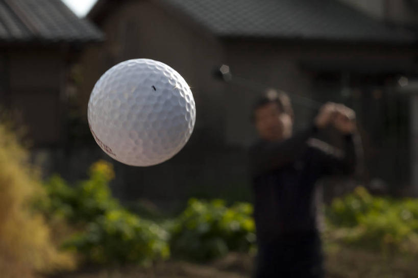 成年人,一个人,站,横图,室外,特写,白天,运动,信心,日本,仅一个男性,高尔夫球,半空,球,白色,击打,摄影,高尔夫球杆,冈山县,高尔夫球运动,休闲活动,彩图