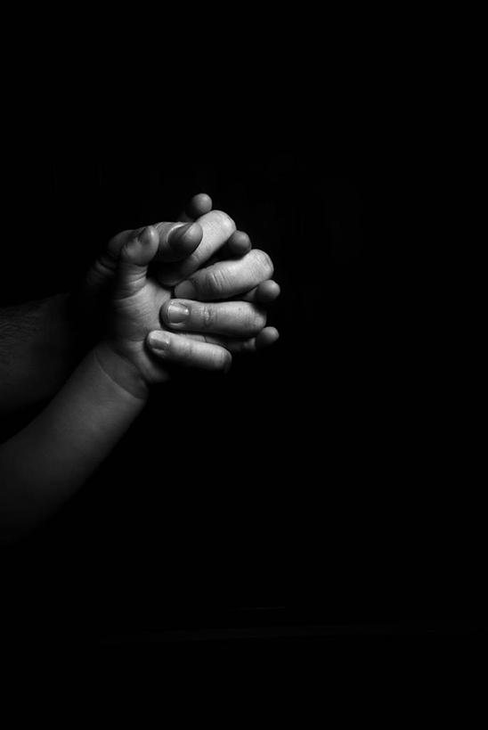 儿童,手,两个人,父母,竖图,黑白,特写,西班牙,连接,黑色背景,童年,人体,摄影,部分,关爱,手牵手,影棚拍摄