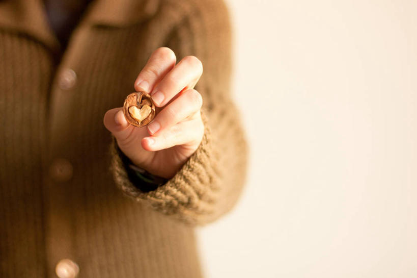 成年人,一个人,横图,室内,特写,白天,白色背景,毛衣,日光,西班牙,仅一个女性,坚果,拿着,饮食,摄影,清新,健康食物,胡桃,想法,心型,彩图,爱