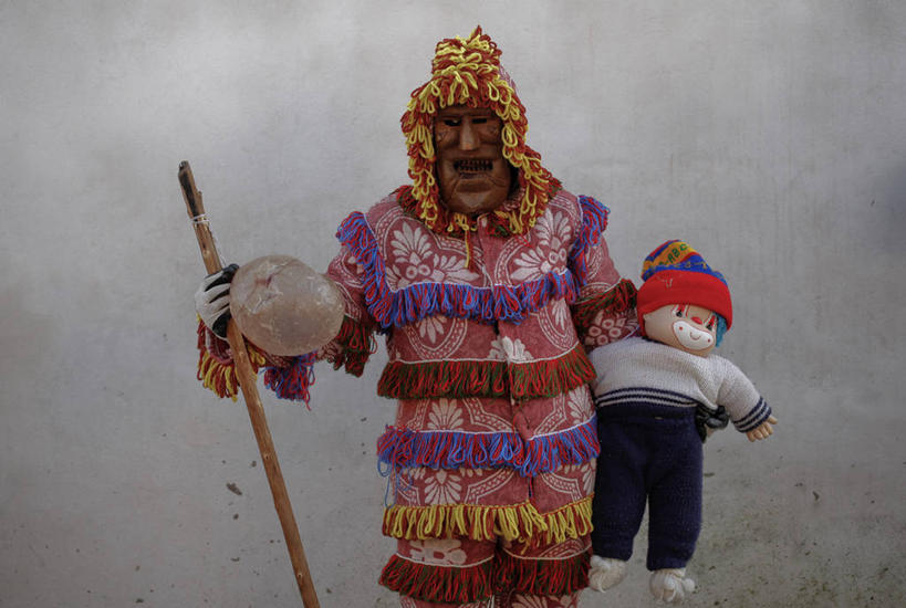 一个人,站,横图,室外,白天,正面,葡萄牙,狂欢节,庆祝,拿着,废墟,遮,遮掩,摄影,毛绒玩具,掩盖,遮挡,遮盖,掩饰,半身,彩图,传统服装,传统文化,传统节日