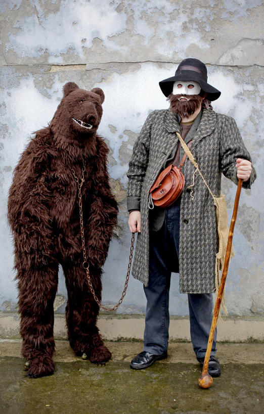 成年人,两个人,教师,站,竖图,室外,白天,正面,帽子,西班牙,狂欢节,包,围墙,拿着,摄影,生活方式,事件,狗链,教员,阿斯图里亚斯,老师,彩图,传统服装,先生,传统文化