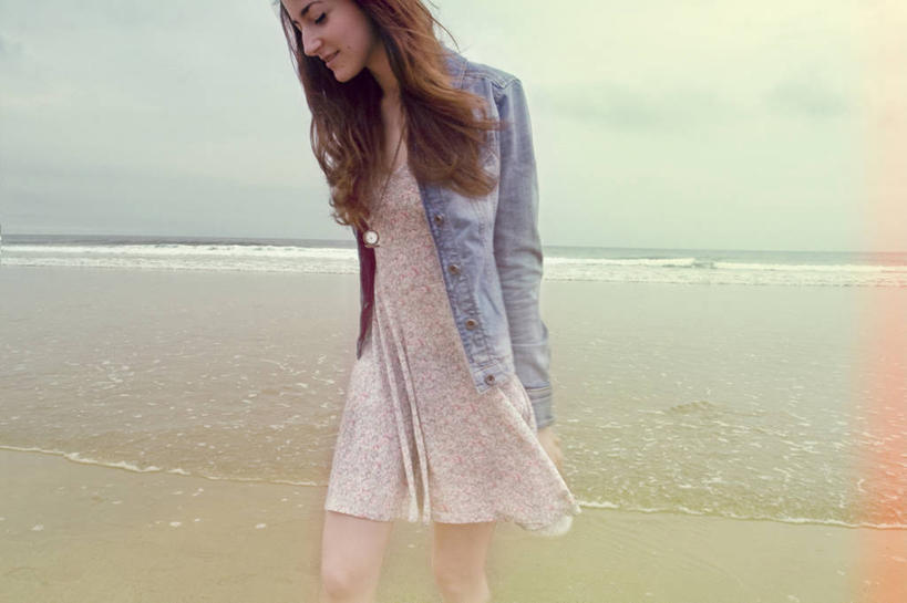 西方人,成年人,一个人,横图,室外,白天,正面,西班牙,欧洲,欧洲人,仅一个年轻女性,仅一个女性,仅一个人,服装,河岸,水平线,休闲装,外套,衣服,天空,自然,波浪,思考,摄影,服饰,夹克,衣着,夹克衫,穿着,衣饰,茄克,年轻女性,女人,女性,白种人,年轻人,海滩,外衣,闭着眼睛,步行,彩图,短外衣,美人