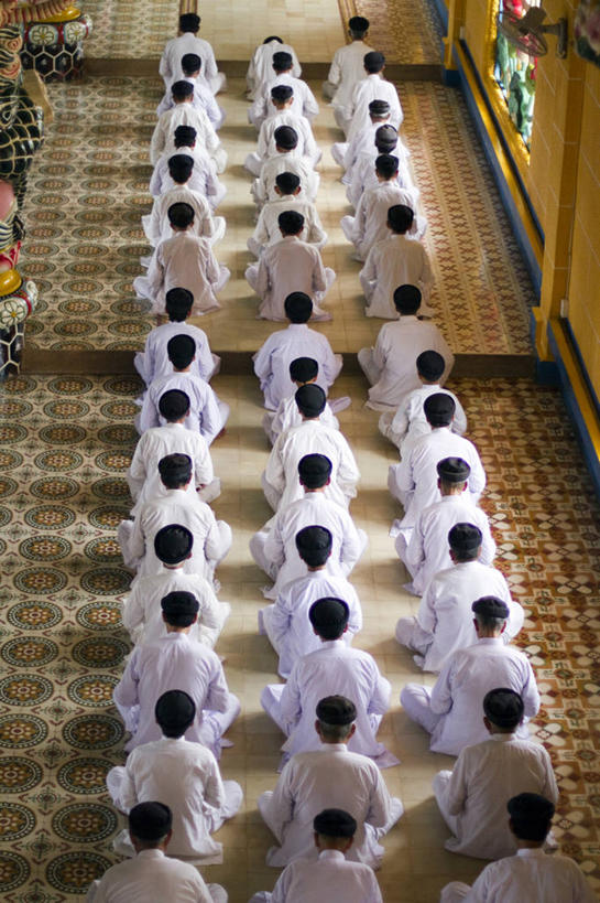 坐,竖图,俯视,室内,白天,越南,一排,阴影,整齐,许多人,排列,白色,祈祷,一群人,鸭舌帽,摄影,宗教,队列,灵性,彩图,高角度拍摄,传统服装,高台庙
