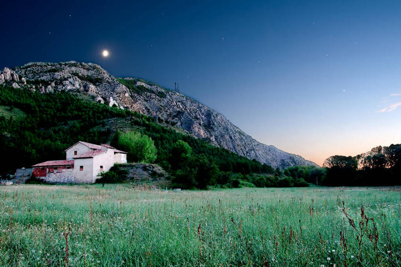 无人,横图,室外,日落,山,建筑,西班牙,房屋,地形,田地,云,满月,草,树,天空,自然,摄影,宁静,特鲁埃尔省,彩图