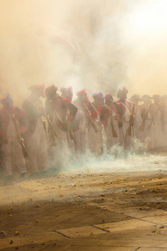 成年人,竖图,室外,法国,枪支,许多人,拿着,一群人,武器,烟,战争,摄影,暴力,法国文化,圣曹菲,革命,彩图,传统服装,传统文化