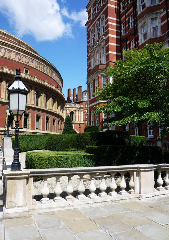 无人,栏杆,竖图,室外,白天,建筑,路灯,英国,云,首都,历史,树,天空,地标建筑,摄影,英国文化,彩图,皇家艾伯特演奏厅