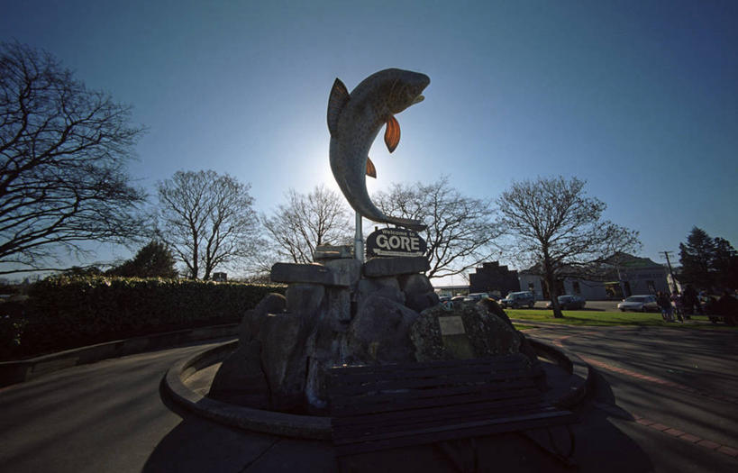 横图,室外,白天,指示牌,汽车,日光,新西兰,标志,雕像,文字,长椅,标识,鱼类,天空,摄影,记忆,逆光,美术工艺,彩图,南地大区