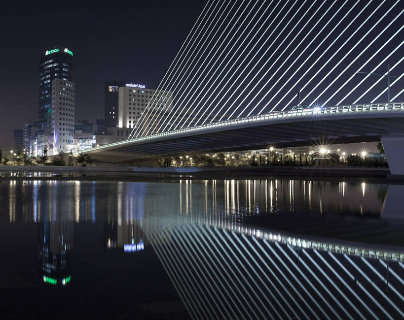 无人,横图,室外,夜晚,水,城市,建筑,摩天大楼,西班牙,反射,斜拉桥,联系,天空,摄影,照亮,巴伦西亚省,彩图