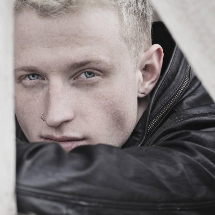 成年人,脸,头,眼睛,脸颊,头发,一个人,方图,室外,特写,白天,信心,乌克兰,仅一个男性,仅一个人,服装,皮革,外套,肩膀,仅一个年轻男性,衣服,蓝色,金色,个性,摄影,服饰,夹克,衣着,夹克衫,穿着,肖像,皮夹克,鼻钉,衣饰,茄克,男人,男性,年轻男性,年轻人,头部,脸部,脸蛋,面部,外衣,彩图,短外衣,态度