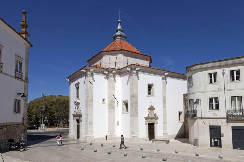 教堂,横图,室外,白天,建筑,街道,葡萄牙,树,地标建筑,摄影,宗教,基督教,万里无云,步行,彩图,圣塔伦区