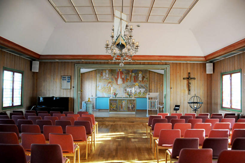 无人,教堂,横图,室内,白天,重复,椅子,日光,挪威,节日,十字架,文化,祈祷,健康,许愿,摄影,宗教,信仰,纪念,祈求,基督教,宗教建筑,天主教,水晶吊灯,斯瓦尔巴德群岛,平安,彩图,朗伊尔城