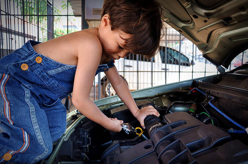 西方人,儿童,一个人,横图,室外,特写,白天,纯洁,汽车,巴西,欧洲,欧洲人,仅一个男性,仅一个人,裤子,拿着,小孩,看,仅一个小孩,背带裤,可爱,童年,童趣,摄影,修理,专心,童真,烂漫,无邪,戈亚斯,饭单裤,工装裤,天真,男孩,男人,男性,白种人,孩子,跪着,彩图,机械工人,男生