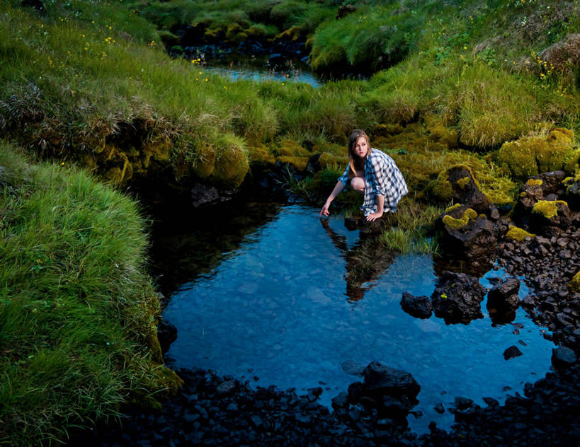 成年人,一个人,蹲,横图,室外,白天,水,冰岛,仅一个年轻女性,仅一个女性,仅一个人,反射,池塘,首都,休闲装,草,自然,摄影,雷克雅未克,无忧无虑,年轻女性,女人,女性,年轻人,彩图,独处,浸渍