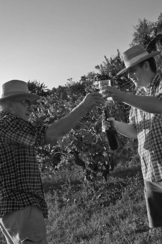 西方人,成年人,中年人,老年人,两个人,站,举,竖图,黑白,室外,白天,衬衫,帽子,意大利,欧洲,欧洲人,庆祝,眼镜,拿着,休闲装,饮食,草,树,瓶子,托,面对面,摄影,享乐,万里无云,老年男性,男人,男性,白种人,玻璃杯,举起,举手,举着,向上举,向上伸,向上托,半身,亚历山德里亚省