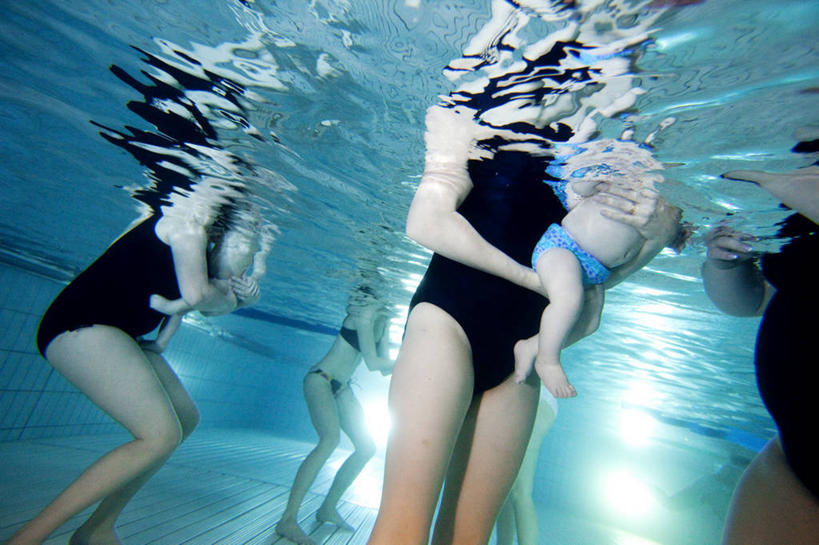 游泳,婴儿,父母,母亲,游泳池,横图,特写,白天,泳装,竞争,水下,水,瑞典,许多人,拿着,一群人,赤脚,摄影,休闲活动,彩图