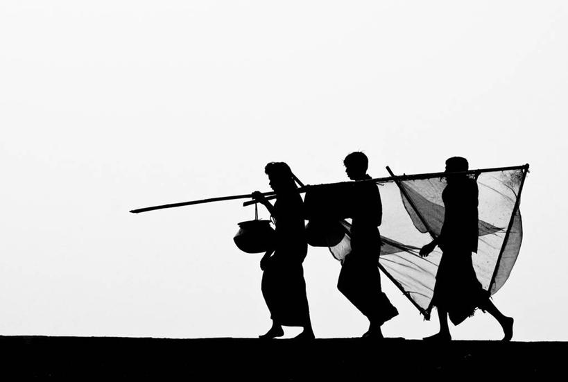 三个人,横图,黑白,室外,白天,侧面,孟加拉国,亚洲,一排,整齐,材料,拿着,排列,天空,背着,职业,摄影,队列,南亚,剪影,孟加拉人民共和国,传统服装,钓鱼