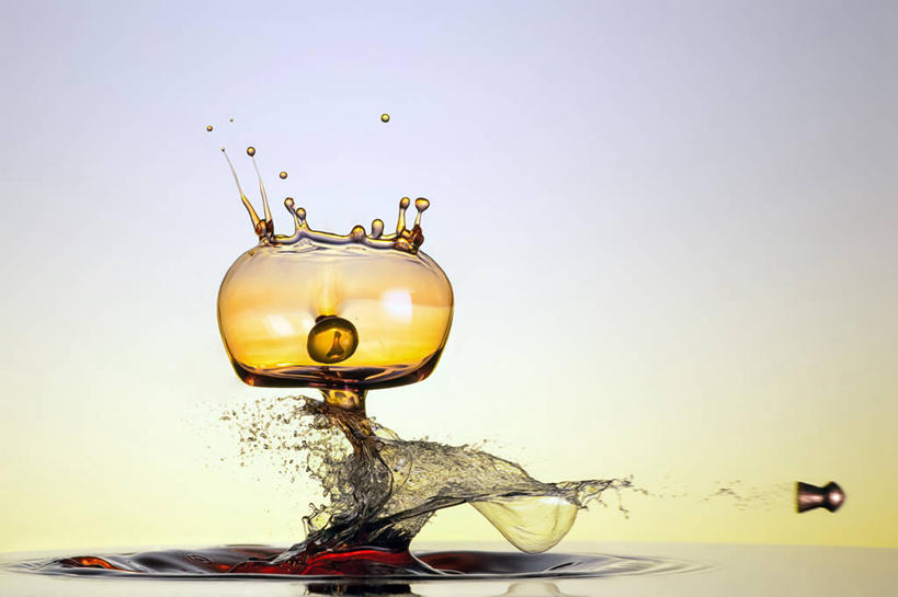 无人,横图,特写,白色背景,自由,水,德国,形状,溅,水滴,水面,黄色,摄影,落下,子弹,撞击,纯净,想法,彩图,影棚拍摄