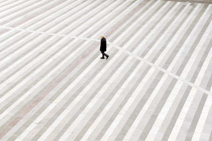 成年人,一个人,横图,室外,白天,寂寞,街道,意大利,仅一个男性,条纹,摄影,阿西西,佩鲁贾,步行,彩图