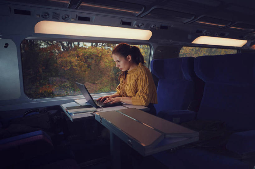 西方人,成年人,脸,头,脸颊,一个人,坐,横图,室内,通讯,笔记本电脑,技术,法国,欧洲,欧洲人,仅一个年轻女性,仅一个女性,仅一个人,休闲装,肩膀,黄昏,运输,摄影,照亮,专心,操作,车座,无线电技术,布根地,第戎,年轻女性,女人,女性,白种人,年轻人,头部,脸部,脸蛋,面部,触摸,彩图,旅行