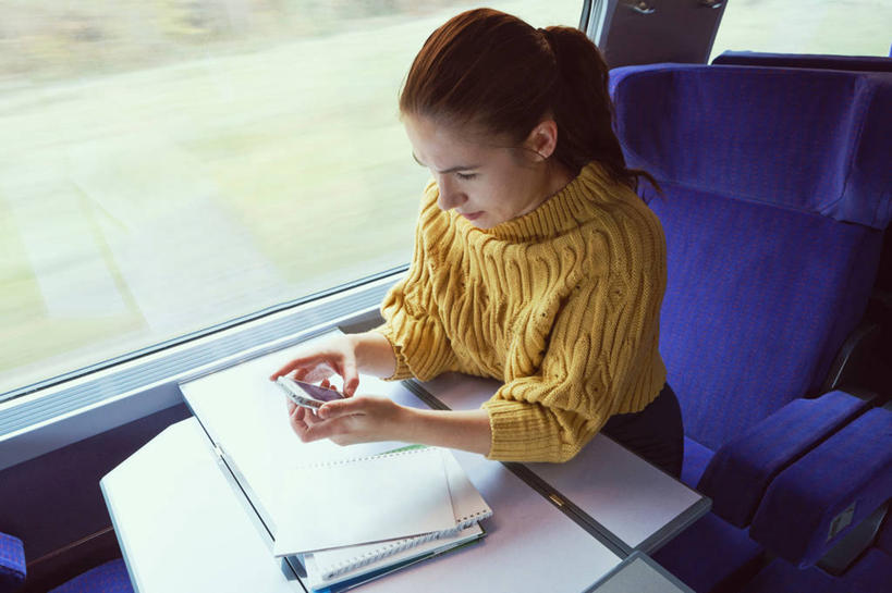 西方人,成年人,一个人,坐,横图,室内,特写,白天,通讯,法国,欧洲,欧洲人,仅一个年轻女性,仅一个女性,仅一个人,拿着,休闲装,运输,摄影,车座,智能手机,无线电技术,布根地,第戎,年轻女性,女人,女性,白种人,年轻人,触摸,半身,彩图,旅行