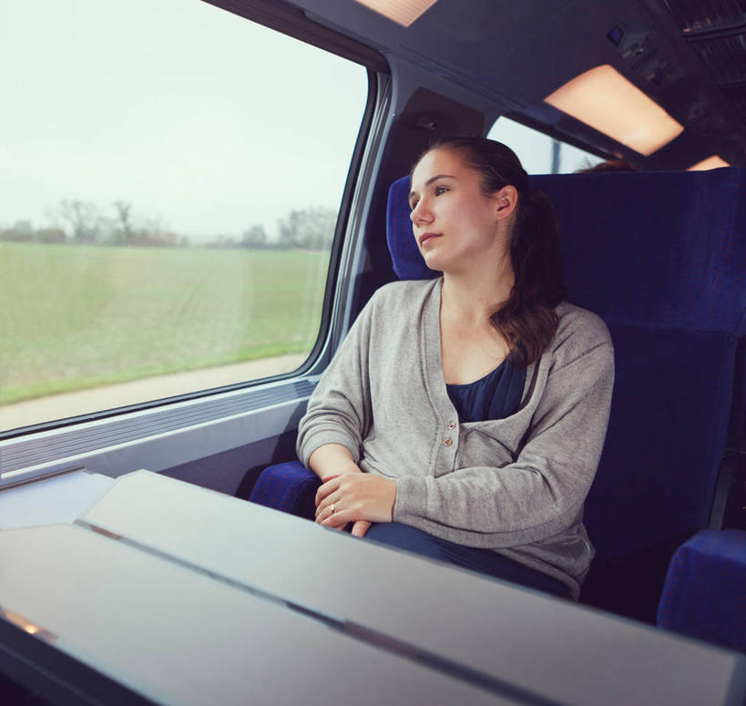 西方人,成年人,一个人,坐,横图,室内,白天,旅途,窗户,火车,法国,欧洲,欧洲人,仅一个年轻女性,仅一个女性,仅一个人,注视,休闲装,天空,观察,看,思考,运输,摄影,观看,察看,关注,布根地,第戎,年轻女性,女人,女性,白种人,年轻人,半身,彩图,旅行,白日梦