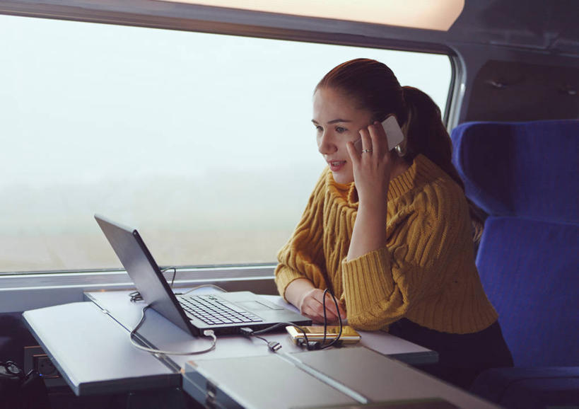 西方人,成年人,一个人,坐,打电话,横图,室内,白天,通讯,旅途,笔记本电脑,技术,窗户,火车,手机,法国,欧洲,欧洲人,仅一个年轻女性,仅一个女性,仅一个人,联系,拿着,休闲装,运输,摄影,操作,无线电技术,布根地,第戎,年轻女性,女人,女性,白种人,年轻人,半身,彩图,旅行