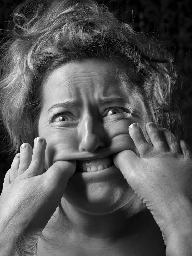 成年人,中年人,脸,头,嘴,脸颊,一个人,竖图,黑白,特写,正面,荷兰,仅一个女性,仅一个人,伸展,黑色背景,肩膀,仅一个中年女性,人体,摄影,肖像,恶作剧,格罗宁根,女人,女性,中年女性,头部,口,口腔,脸部,脸蛋,面部,嘴巴,嘴唇,影棚拍摄