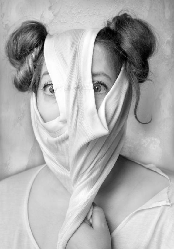 西方人,成年人,中年人,脸,头,脸颊,一个人,竖图,黑白,室内,正面,欧洲,荷兰,欧洲人,仅一个女性,仅一个人,覆盖,内衣,拿着,肩膀,仅一个中年女性,辫子,人体,摄影,肖像,格罗宁根,女人,女性,中年女性,白种人,头部,脸部,脸蛋,面部