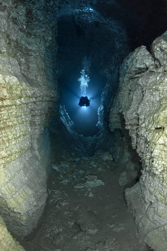 游泳,一个人,竖图,探险,水下,俄罗斯,光,自然,泡泡,探索,摄影,洞穴,烫发,宁静,照亮,岩层,地质学,岩石,彩图