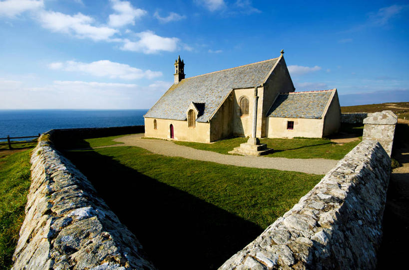 无人,教堂,横图,室外,白天,海洋,建筑,法国,篱笆,水平线,云,围墙,小路,草,天空,摄影,宗教,基督教,布列塔尼,菲尼斯泰尔省,彩图