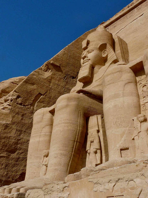 无人,竖图,室外,白天,仰视,建筑,雕塑,埃及,标志,雕像,符号,历史,标识,天空,摄影,巨大,庞大,中东,埃及文化,性别符号,宏大,硕大,伟大,古代文明,拉美西斯二世大神殿,彩图,低角度拍摄,男性符号