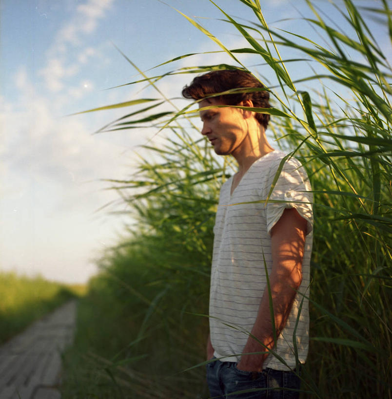 西方人,成年人,中年人,一个人,竖图,室外,侧面,农业,日光,欧洲,爱沙尼亚,欧洲人,仅一个男性,仅一个人,仅一个中年男性,条纹,田地,云,黎明,T恤,注视,休闲装,草,天空,自然,观察,看,摄影,观看,察看,早晨,关注,手插袋,悲哀,萨列马岛,男人,男性,中年男性,白种人,插兜,手插兜,半身,彩图,单行道,手抄兜