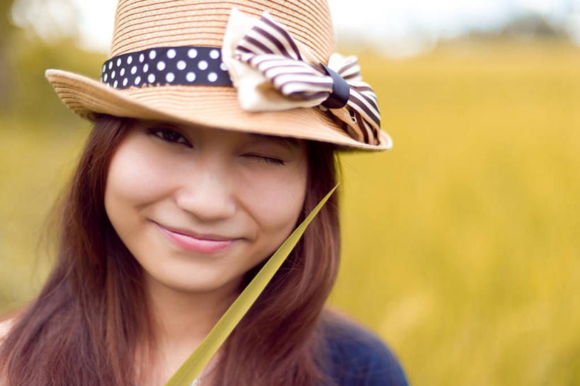 成年人,脸,头,脸颊,一个人,微笑,横图,室外,特写,白天,正面,满意,幸福,信心,帽子,老挝,仅一个年轻女性,仅一个女性,仅一个人,稻田,田地,休闲装,肩膀,摄影,肖像,恶作剧,年轻女性,女人,女性,亚洲人,年轻人,头部,脸部,脸蛋,面部,彩图,挤眉弄眼