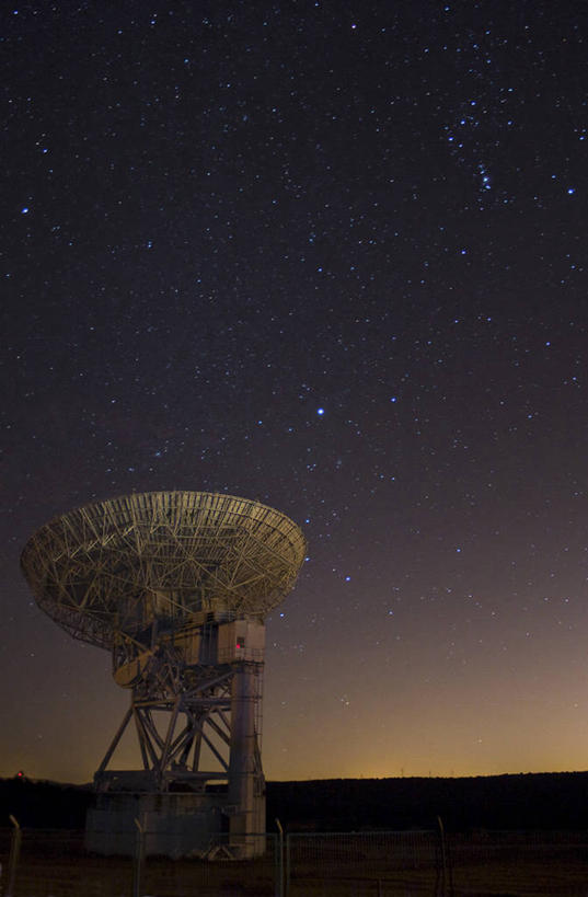 无人,竖图,室外,夜晚,通讯,技术,西班牙,地平线,星星,首都,联系,天空,自然,马德里,摄影,星系,宁静,照亮,天文学,卫星天线,彩图,抛物线