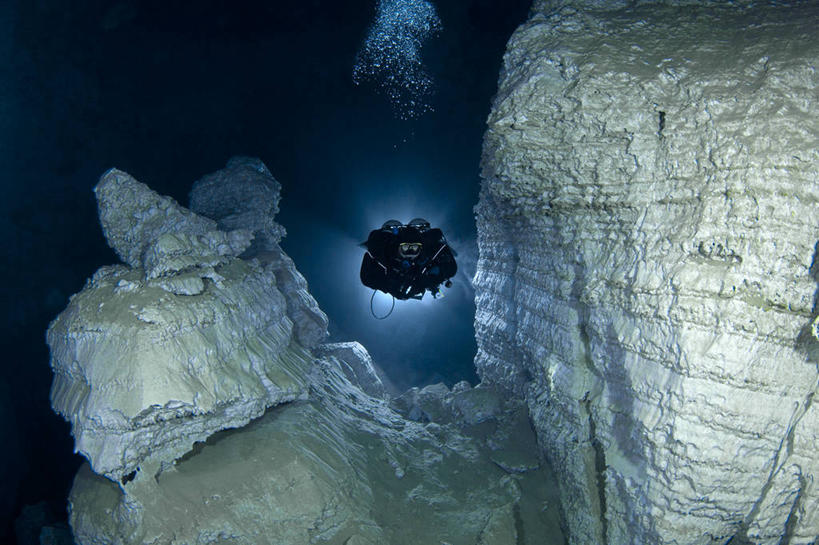 成年人,中年人,一个人,横图,探险,水下,水,俄罗斯,仅一个女性,仅一个人,极限运动,仅一个中年女性,探索,潜水,摄影,烫发,岩层,冒险,女人,女性,中年女性,岩石,休闲活动,彩图