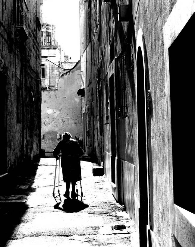 成年人,老年人,一个人,竖图,黑白,室外,白天,建筑,街道,非洲,马耳他,摩洛哥,仅一个女性,仅一个人,阴影,首都,依靠,背面,天空,摄影,仅一个老年女性,拐杖,支撑,剪影,阿非利加洲,拉巴特,摩洛哥王国,老年女性,女人,女性,步行,巷,独处