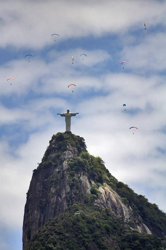 竖图,室外,白天,仰视,降落伞,巴西,雕像,山顶,云,半空,飞,天空,自然,摄影,宗教,灌木,宁静,基督,基督教,岩层,天主教,里约热内卢,耶稣,里约热内卢州,救世主,基利斯督,弥赛亚,默西亚,灵性,岩石,彩图,低角度拍摄,哥卡华都山