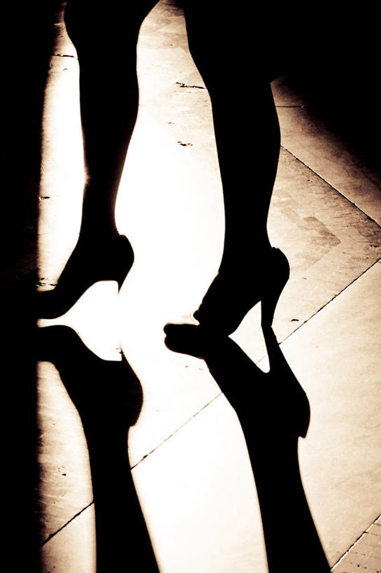 成年人,腿,一个人,竖图,室外,白天,高跟鞋,性感,日光,意大利,仅一个女性,反射,人体,摄影,部分,逆光,米兰,四肢,彩图