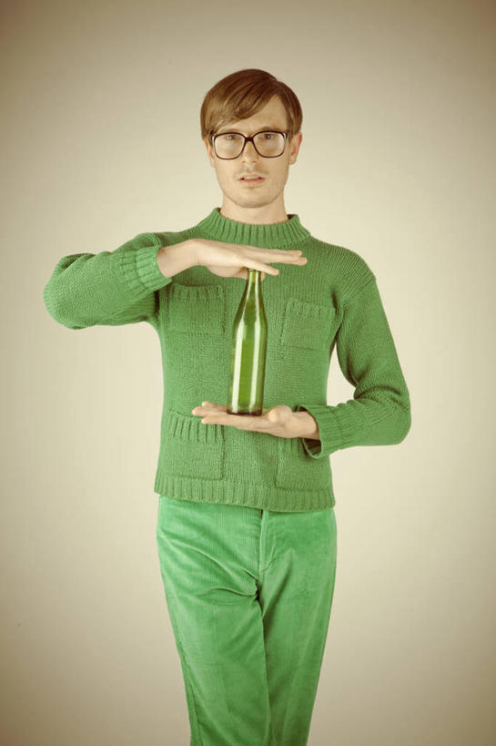 成年人,一个人,竖图,特写,毛衣,信心,日本,仅一个男性,仅一个人,拿着,休闲装,仅一个年轻男性,绿色,瓶子,太阳镜,个性,摄影,肖像,冈山县,男人,男性,年轻男性,年轻人,彩图,影棚拍摄