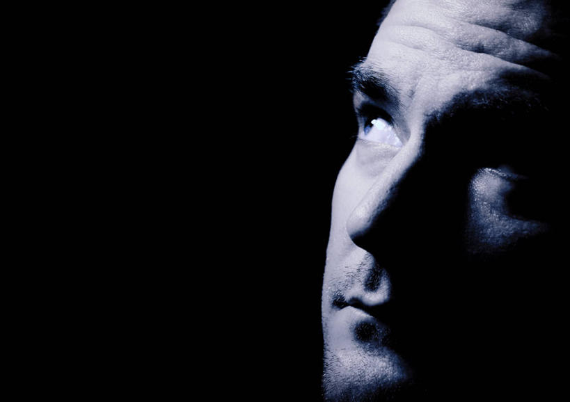 西方人,成年人,中年人,头,一个人,横图,特写,留白,欧洲,加拿大,欧洲人,仅一个男性,仅一个人,仅一个中年男性,黑色背景,黑色,向上看,思考,个性,人体,摄影,肖像,悲哀,温哥华,男人,男性,中年男性,白种人,头部,彩图,影棚拍摄,胡茬