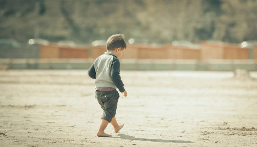 儿童,一个人,横图,室外,白天,度假,纯洁,寂寞,意大利,仅一个男性,仅一个人,阴影,沙子,注视,休闲装,小孩,自然,观察,看,仅一个小孩,赤脚,可爱,童年,童趣,摄影,观看,察看,关注,童真,烂漫,无邪,天真,男孩,男人,男性,孩子,海滩,步行,彩图,男生,卷边裤