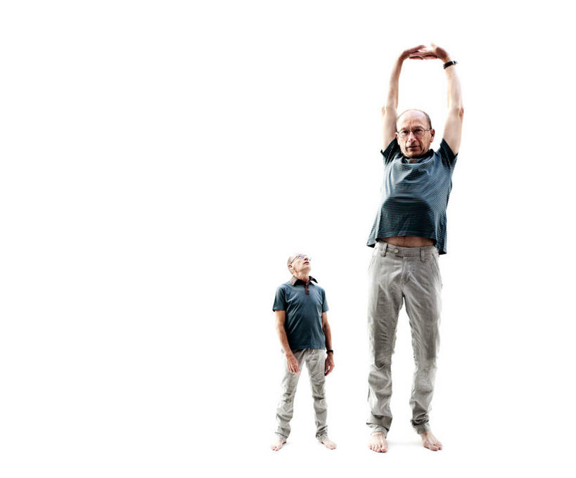 成年人,老年人,一个人,站,举,横图,留白,白色背景,正面,锻炼,法国,仅一个男性,仅一个人,伸展,眼镜,休闲装,数码合成,托,向上看,仅一个老年男性,赤脚,摄影,反差,弹性,脱发,老年男性,男人,男性,举起,举手,举着,向上举,向上伸,向上托,彩图,影棚拍摄,发际线后移