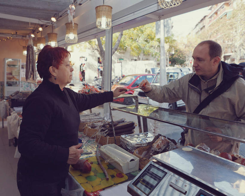 西方人,成年人,中年人,老年人,两个人,站,横图,室内,白天,消费,窗户,落地窗,橱窗,汽车,西班牙,欧洲,巴塞罗那,圣诞节,欧洲人,美味,首都,休闲装,玻璃窗,灯,零售,摄影,照亮,购买,玻璃橱窗,老年女性,中年男性,白种人,秤,半身,彩图,给予,巴塞罗那省,尝,发际线后移