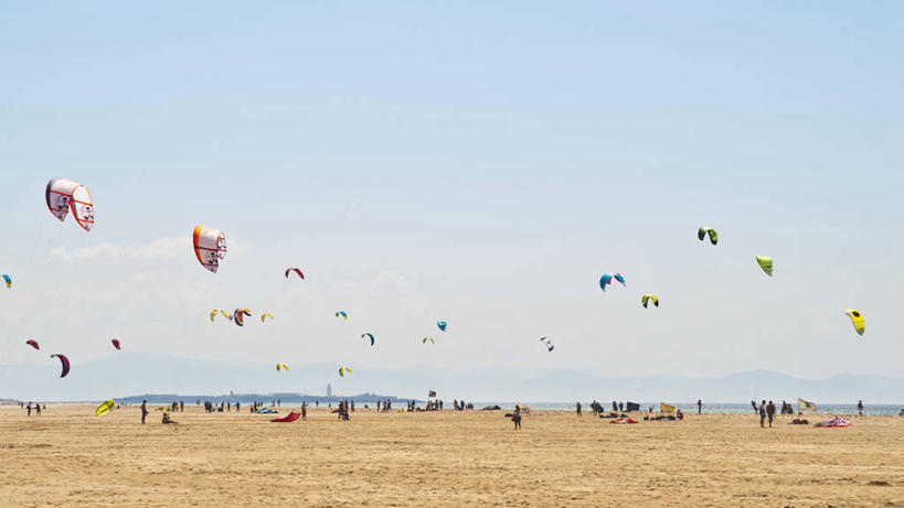 横图,室外,白天,度假,运动,西班牙,云,半空,天空,地标建筑,摄影,安达路西亚,冲浪风筝,万里无云,海滩,彩图,帆板运动