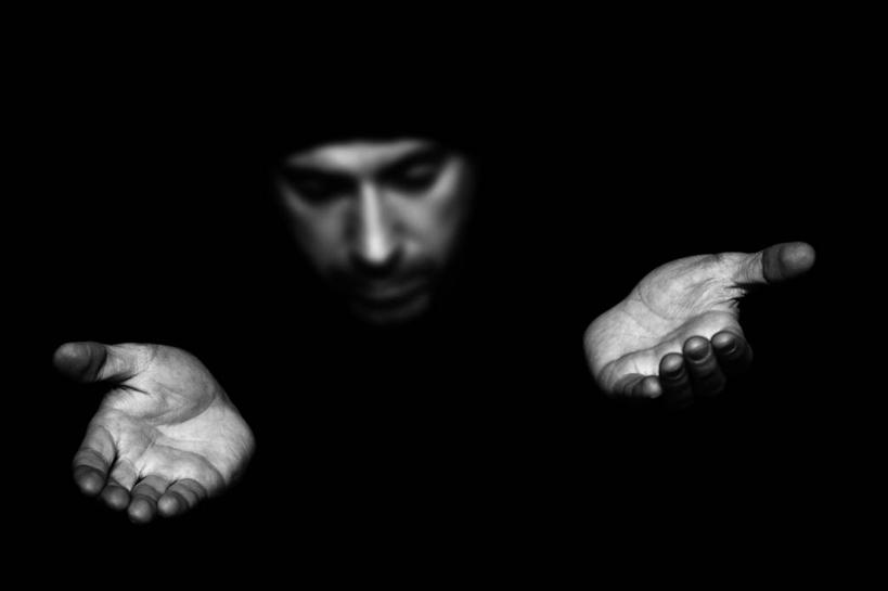 西方人,成年人,中年人,老年人,手,一个人,横图,黑白,正面,西班牙,欧洲,欧洲人,仅一个男性,仅一个人,仅一个中年男性,黑色背景,低头,思考,人体,摄影,部分,垂头,预测,男人,男性,中年男性,白种人,闭着眼睛,影棚拍摄