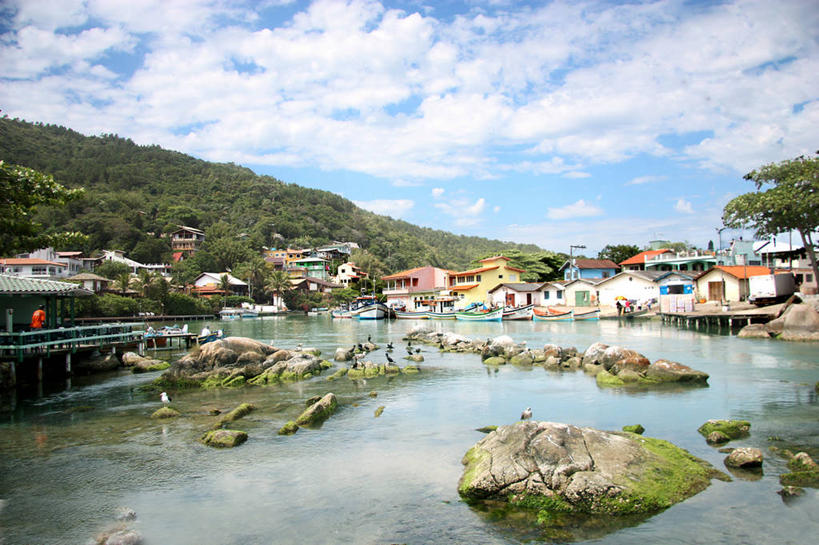 横图,室外,白天,植物,建筑,船,巴西,房屋,屋顶,岛,云,树,天空,自然,运输,摄影,巴西文化,岩石,彩图