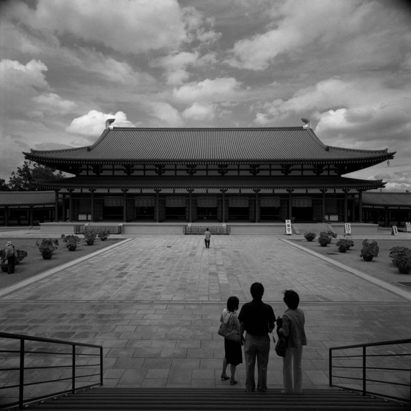 三个人,广场,站,方图,黑白,室外,白天,楼梯,建筑,奈良县,日本,亚洲,日本文化,云,休闲装,天空,摄影,佛教,东亚,本州,本州岛,日本国,近畿地方,奈良,近畿